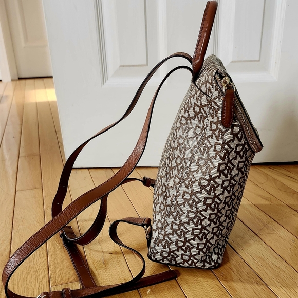 DKNY NEW Patterned Backpack, Print Brown And Beige, H27.3 X W 6.35 X D 24.1 CM - Picture 2 of 12